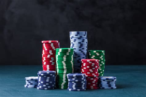 Ha 50 Fichas De Poker Em Um Recipiente